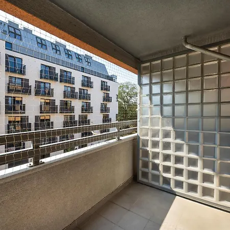 Jasny Z 2 Balkonami Partynice By Renters Apartamento