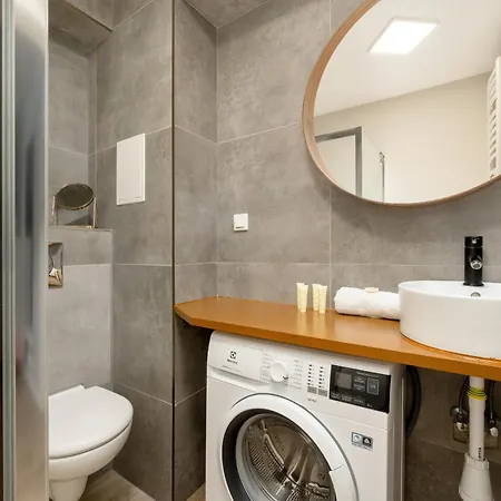 Апартаменти Jasny Z 2 Balkonami Partynice By Renters