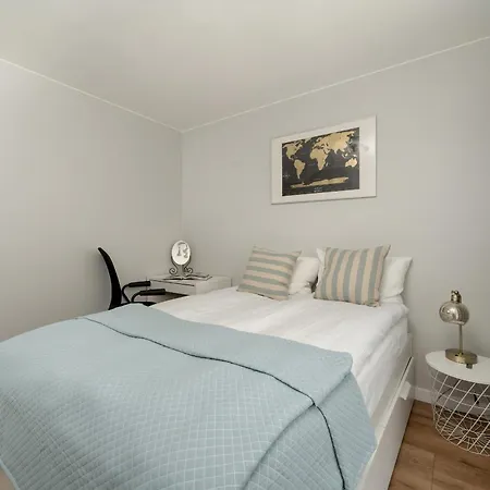 Апартаменти Jasny Z 2 Balkonami Partynice By Renters