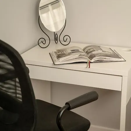 Апартаменти Jasny Z 2 Balkonami Partynice By Renters *