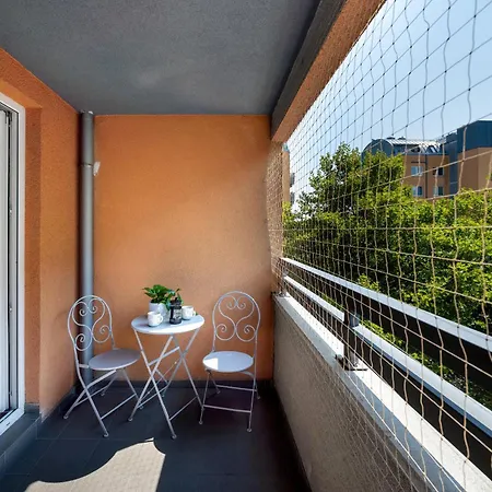 Апартаменты Jasny Z 2 Balkonami Partynice By Renters