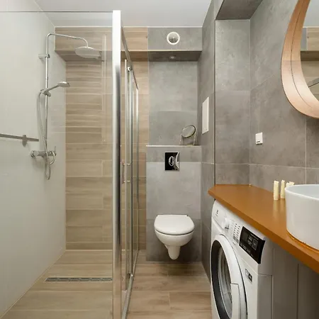 Апартаменти Jasny Z 2 Balkonami Partynice By Renters