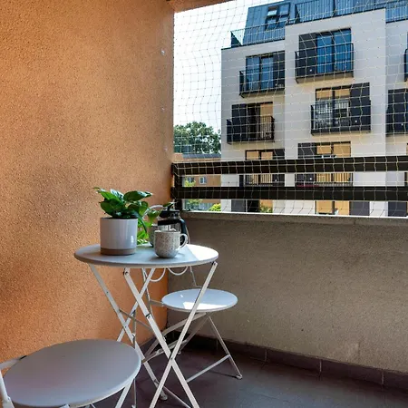 Апартаменти Jasny Z 2 Balkonami Partynice By Renters *